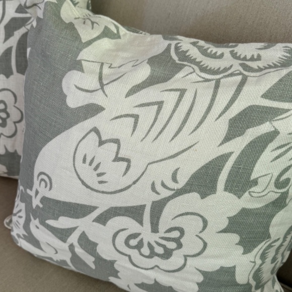 Two Thomas Paul 100% linen pillows, 22x22 inches with down inserts included. - Picture 5 of 9